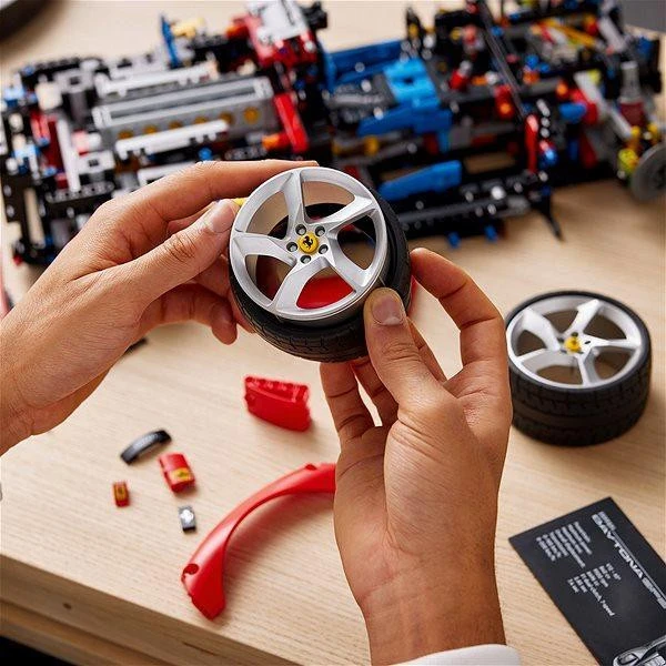 Конструктор LEGO Феррарі Дайтона СП3 (42143)